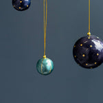 Lade das Bild in den Galerie-Viewer, Weihnachtskugel Blau &amp; Gold gestreift ø 3 cm

