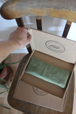 Lade das Bild in den Galerie-Viewer, Entspannungskissen für die Augen Leinen Olivgrün
