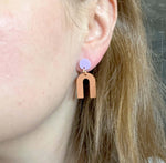 Load image into Gallery viewer, Mini Arch Acryl Ohrringe mit Edelstahlstecker in schwarz
