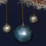 Lade das Bild in den Galerie-Viewer, Weihnachtskugel Blau &amp; Gold gestreift ø 3 cm
