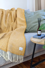 Lade das Bild in den Galerie-Viewer, Wolldecke Fischgrätenmuster Bernstein
