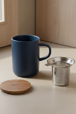 Lade das Bild in den Galerie-Viewer, Teetasse aus Steingut &amp; Edelstahlsieb Blau
