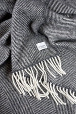 Lade das Bild in den Galerie-Viewer, Wolldecke Fischgrätenmuster Anthrazit
