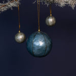 Lade das Bild in den Galerie-Viewer, Weihnachtskugel Blau &amp; Gold gestreift ø 6 cm
