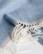 Load image into Gallery viewer, Weiche Kaschmir- und Merinowoll-Wohndecke MILANO blau
