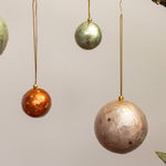 Load image into Gallery viewer, Weihnachtskugel Aubergine &amp; Gold gestreift ø 3 cm

