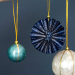 Lade das Bild in den Galerie-Viewer, Weihnachtskugel Weiß &amp; Gold gestreift ø 3 cm
