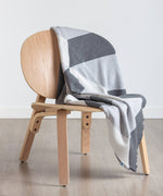 Lade das Bild in den Galerie-Viewer, Lisboa Grande Baumwolldecke Grau &amp; Off White
