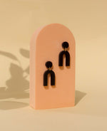 Load image into Gallery viewer, Mini Arch Acryl Ohrringe mit Edelstahlstecker in schwarz
