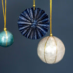 Lade das Bild in den Galerie-Viewer, Weihnachtskugel Blau &amp; Gold gestreift ø 6 cm
