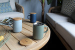 Lade das Bild in den Galerie-Viewer, Teetasse Steingut mandel mit Sieb &amp; Holzdeckel
