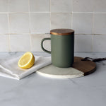 Lade das Bild in den Galerie-Viewer, Teetasse Steingut mandel mit Sieb &amp; Holzdeckel
