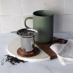 Lade das Bild in den Galerie-Viewer, Teetasse Steingut mandel mit Sieb &amp; Holzdeckel
