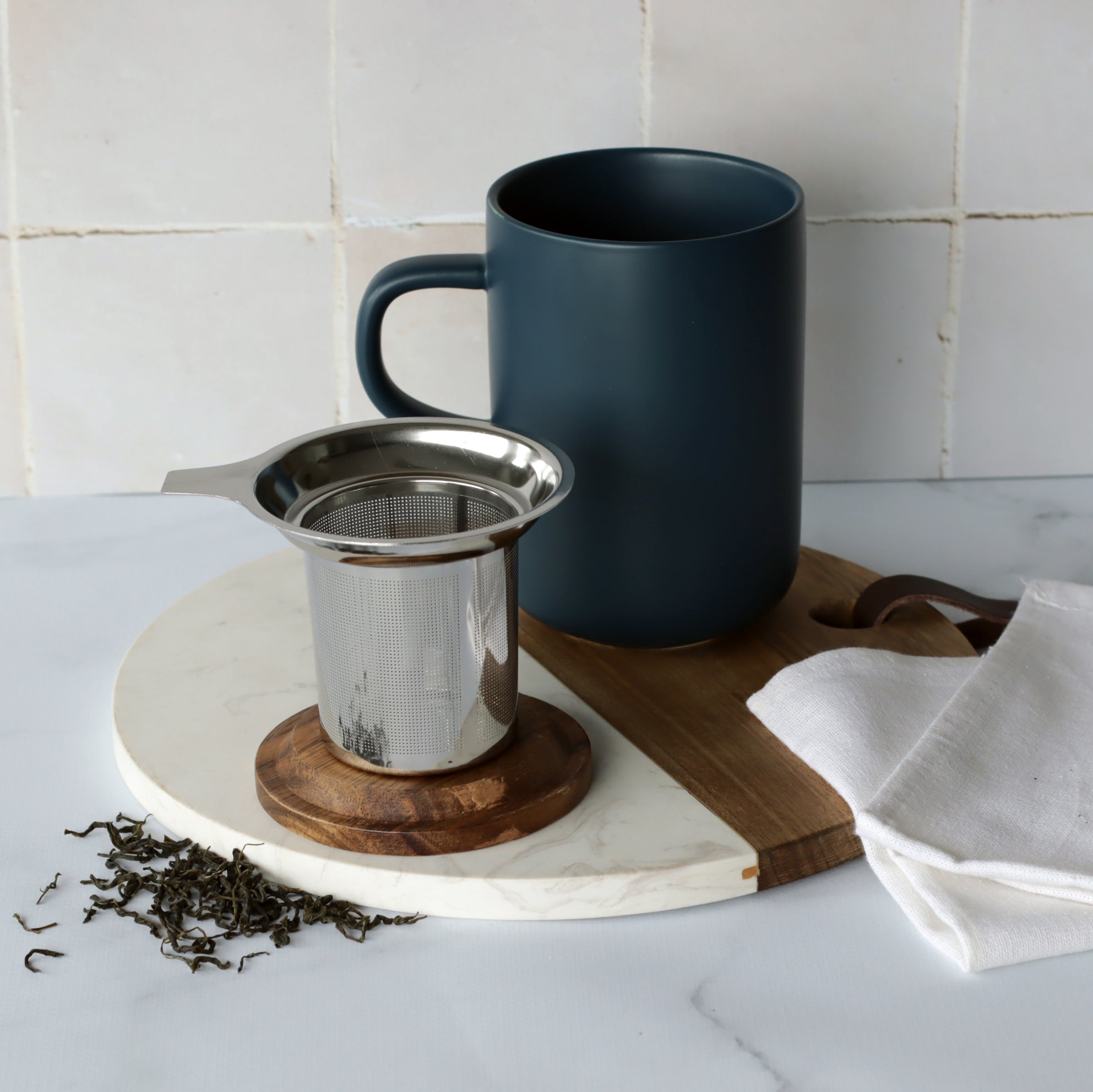 Teetasse Steingut blau mit Sieb & Holzdeckel