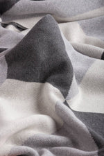 Lade das Bild in den Galerie-Viewer, Lisboa Grande Baumwolldecke Grau &amp; Off White
