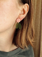 Load image into Gallery viewer, Rosa Olive transparent Squishy Arch Bogen Ohrringe
