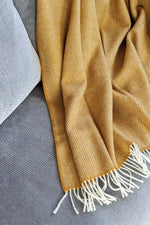 Lade das Bild in den Galerie-Viewer, Wolldecke Fischgrätenmuster Bernstein
