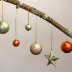 Lade das Bild in den Galerie-Viewer, Weihnachtskugel Rot &amp; Goldene Punkte ø 6 cm
