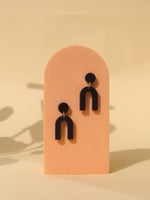Load image into Gallery viewer, Mini Arch Acryl Ohrringe mit Edelstahlstecker in schwarz
