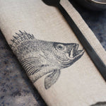 Load image into Gallery viewer, Servietten Leinen mit Siebdruck Barsch
