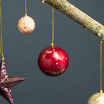 Lade das Bild in den Galerie-Viewer, Weihnachtskugel Rot &amp; Goldene Punkte ø 6 cm

