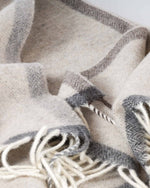 Load image into Gallery viewer, Weiche Kaschmir- und Merinowolldecke Beige
