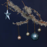 Lade das Bild in den Galerie-Viewer, Weihnachtskugel Blau &amp; Gold gestreift ø 6 cm
