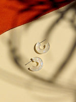 Load image into Gallery viewer, Creolen Simmi aus Acryl und Edelstahl in perlweiß
