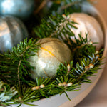 Lade das Bild in den Galerie-Viewer, Weihnachtskugel Weiß &amp; Gold gestreift ø 6 cm

