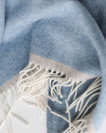 Load image into Gallery viewer, Weiche Kaschmir- und Merinowoll-Wohndecke MILANO blau
