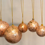 Lade das Bild in den Galerie-Viewer, Weihnachtskugel Rosé &amp; Gold gestreifen ø 3 cm
