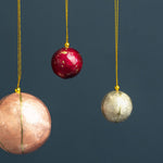 Lade das Bild in den Galerie-Viewer, Weihnachtskugel Weiß &amp; Gold gestreift ø 3 cm
