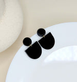 Load image into Gallery viewer, Schwarze kleine Statement Ohrringe aus Acryl
