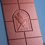 Load image into Gallery viewer, Dunkle Schokolade (73%) mit Puffquinoa und rosa Pfeffer bio
