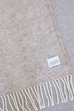 Load image into Gallery viewer, Wolldecke Fischgrätenmuster Limestone
