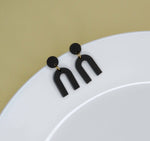 Load image into Gallery viewer, Mini Arch Acryl Ohrringe mit Edelstahlstecker in schwarz
