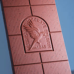 Load image into Gallery viewer, Dunkle Schokolade (73%) mit karamellisierten Mandeln - bio &amp; vegan
